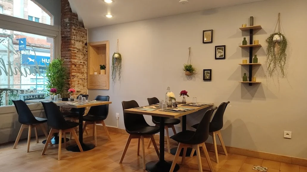 Les tables près de la devanture du restaurant