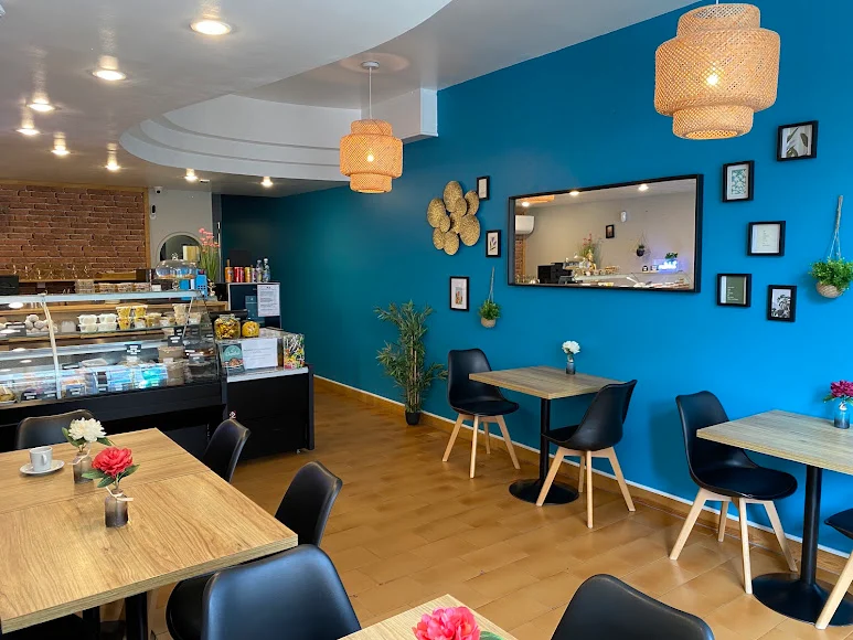 Le mur bleu, le miroir et les tables de la salle